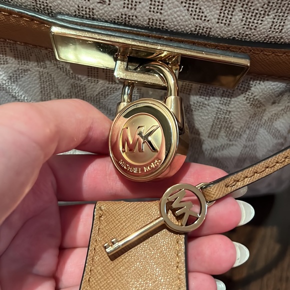 Michael Kors Adjustable Cross Body Bag - With Functional Lock & Key ๐๐ - Picture 2 of 8